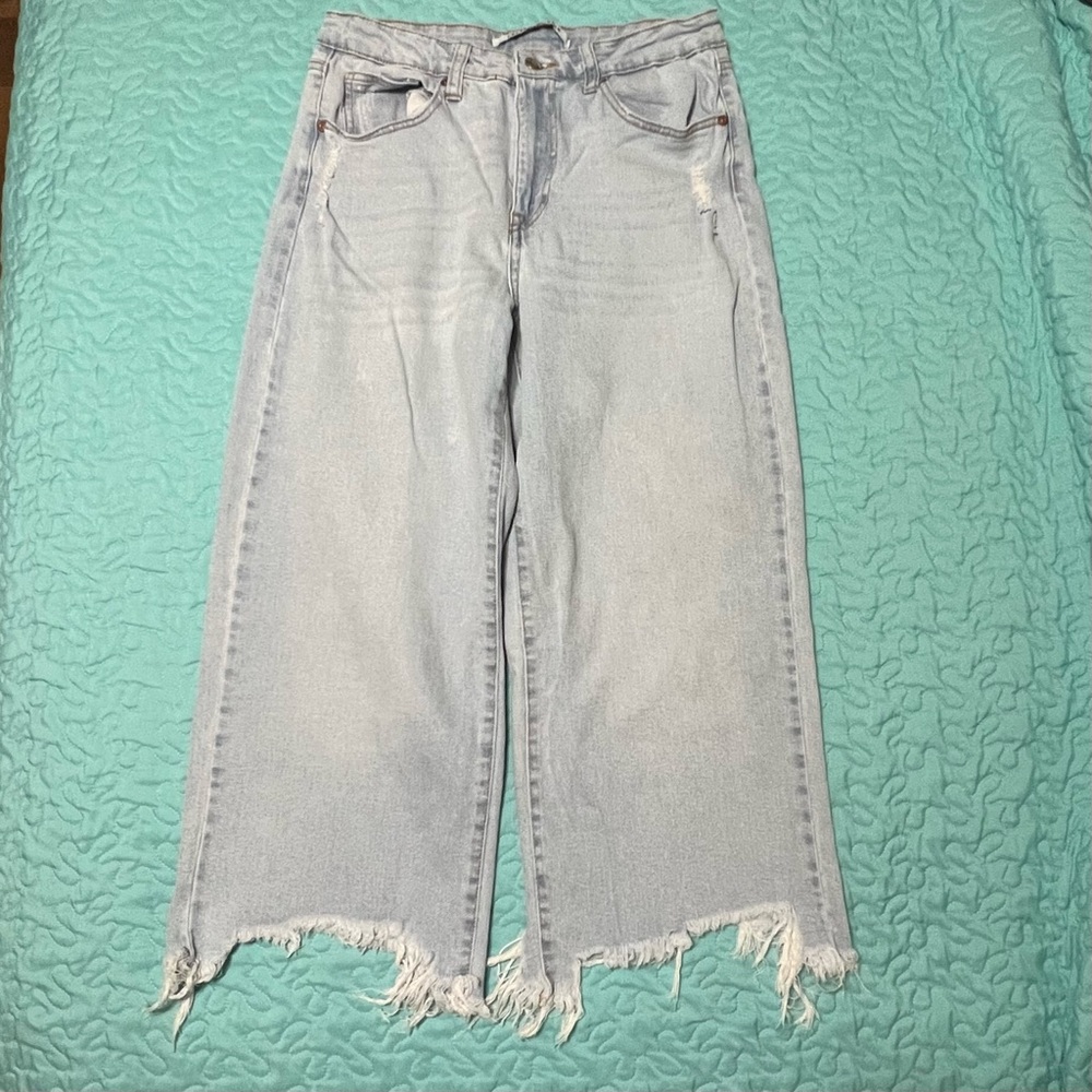 Celebrity Pink ankle length distressed jeans. Size 9